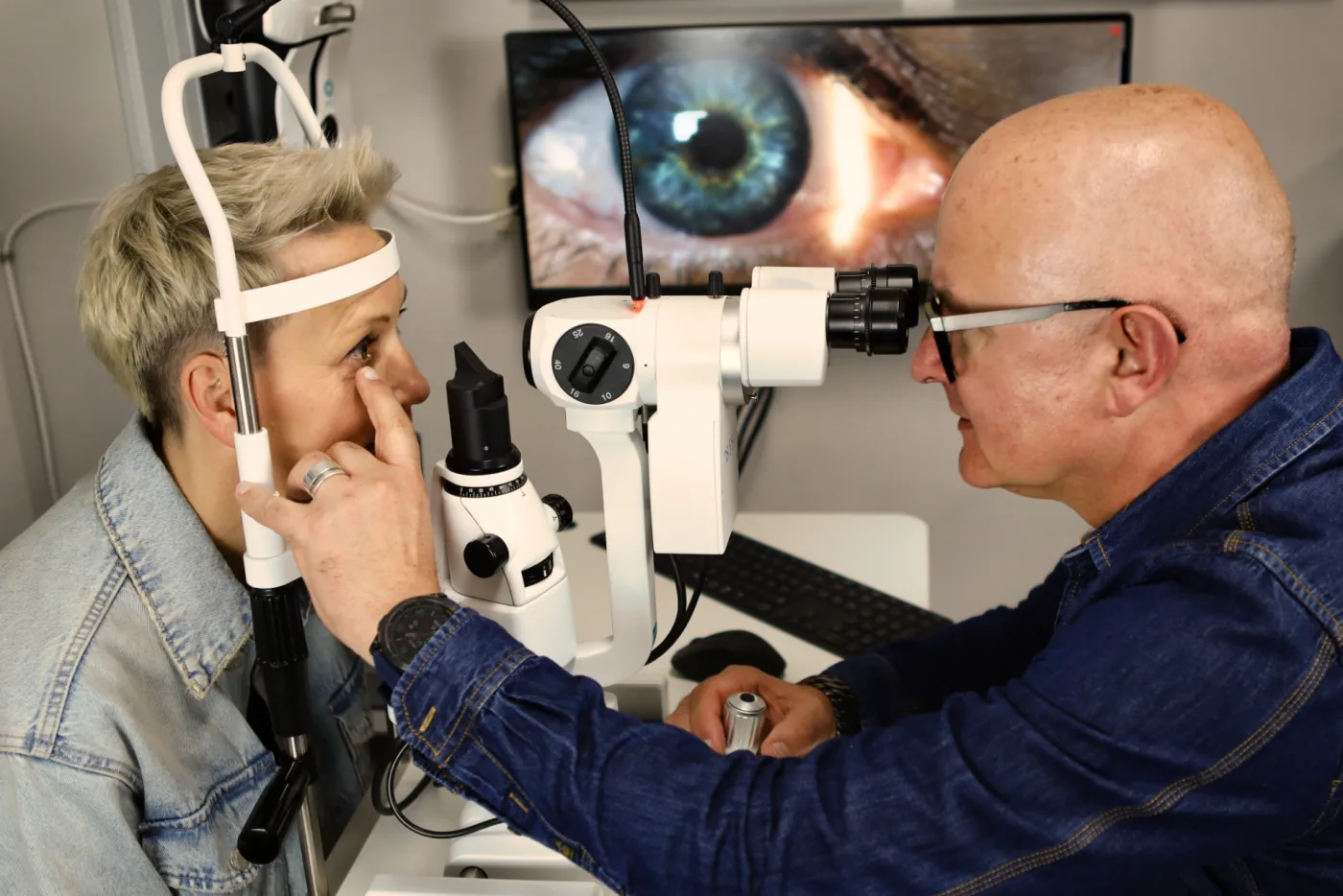 Christoph Althaus bei einer Augenanalyse